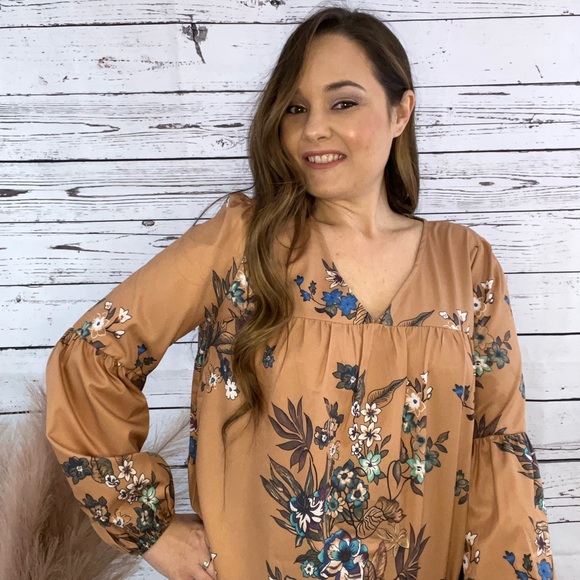 Puff sleeve floral top. Perfect for fall! Runs slightly bigger, can size down. - Picture 4 of 4